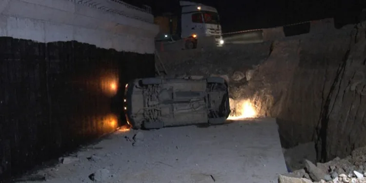 Bursa’da otomobil 4 metre yükseklikten dereye uçtu