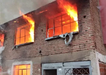 Bursa’da iki katlı müstakil ev alev alev yandı