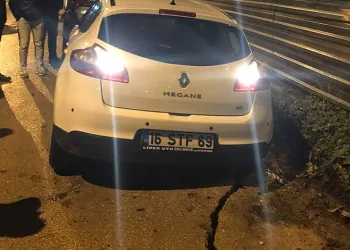 Bursa’da yağış sonrası yol çöktü: 4 araç hasar gördü