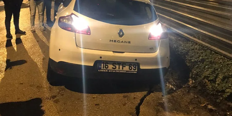 Bursa’da yağış sonrası yol çöktü: 4 araç hasar gördü