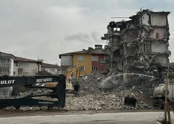 Ağır hasarlı binaların yıkımları sürüyor