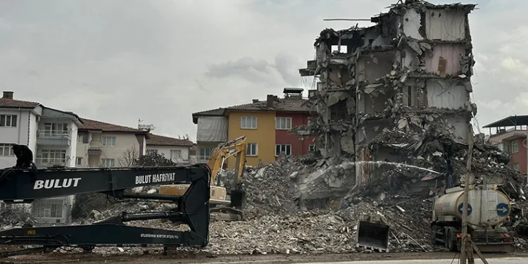Ağır hasarlı binaların yıkımları sürüyor