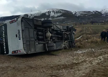 Yolcu midibüsü şarampole devrildi: 20 yaralı