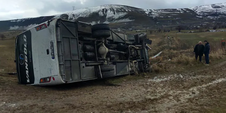 Yolcu midibüsü şarampole devrildi: 20 yaralı