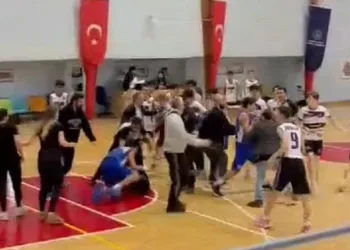 Bursa’da basketbol sahası boks ringine döndü