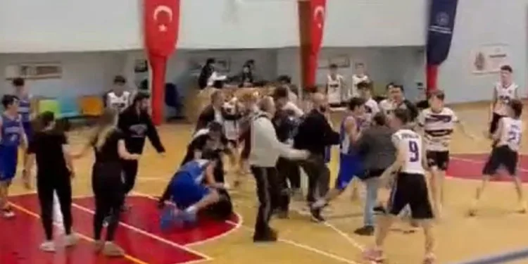 Bursa’da basketbol sahası boks ringine döndü