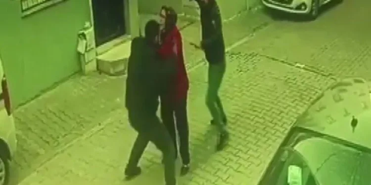 Silahlı düelloda kadını kalkan olarak kullandı