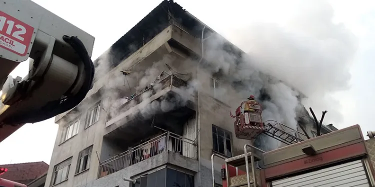 Bursa’da yangın: 8’i çocuk 14 kişi dumandan zehirlendi