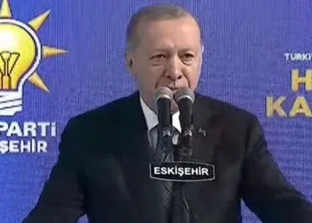 “Koltuğuna geri dönmek için çabalıyor”