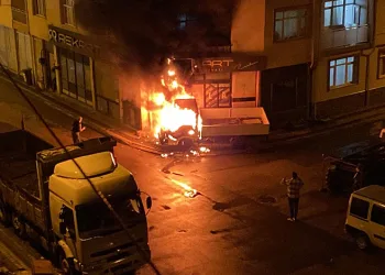 Bursa’da park halindeki kamyonet alev alev yandı