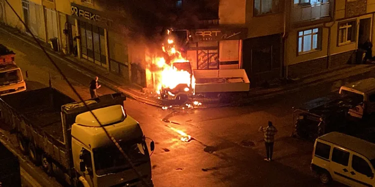 Bursa’da park halindeki kamyonet alev alev yandı