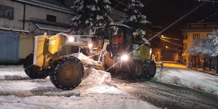 Bursa İnegöl’de kar mesaisi başladı