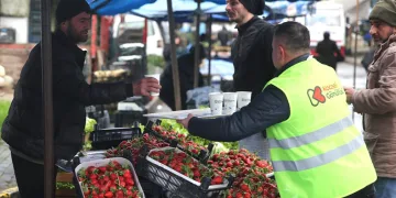 Soğuk kış gününde esnafa çorba ikramı