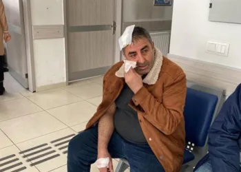 Çatıdan üzerine buz kütlesi düşen şahıs yaralandı