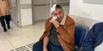 Çatıdan üzerine buz kütlesi düşen şahıs yaralandı