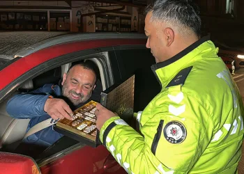 Polis bu sefer çikolata dağıttı