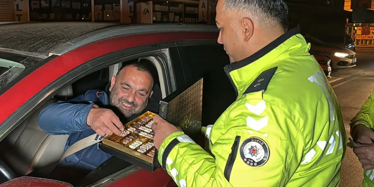 Polis bu sefer çikolata dağıttı