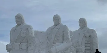 Yapımı için kamyonlarca kar taşındı