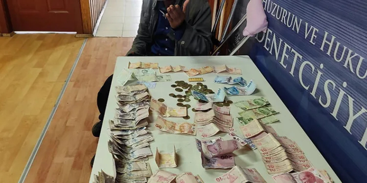 Dilenen şahsın cebinden 2 bin TL para çıktı