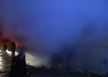 Bursa’da 4 katlı binanın bodrum katında yangın