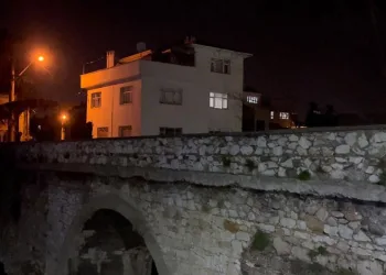 Bursa’da 16 yaşındaki kız tarihi köprüden aşağı düştü