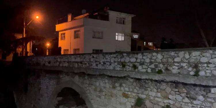 Bursa’da 16 yaşındaki kız tarihi köprüden aşağı düştü