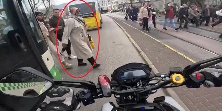 Bursa’da motosikletli manevrasıyla yayanın hayatını kurtardı