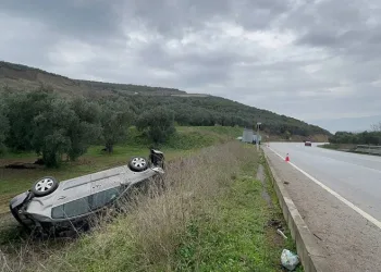 Bursa’da virajı alamayan otomobil tarlaya uçtu