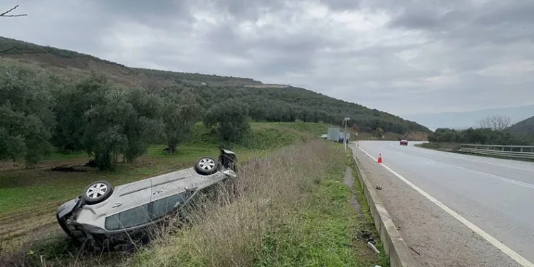 Bursa’da virajı alamayan otomobil tarlaya uçtu