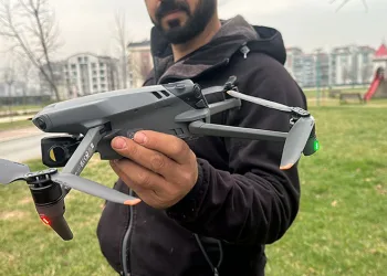 Bursa’da yol kenarında bulduğu dronun sahibini arıyor