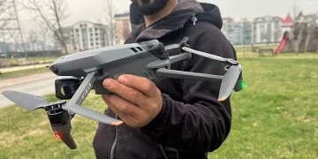 Bursa’da yol kenarında bulduğu dronun sahibini arıyor