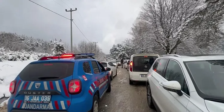 Bursa’da jandarma yolda kalan araçlar için seferber oldu