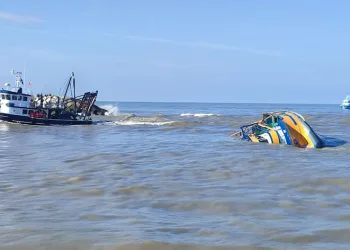 Midye teknesi soluğan dalga sebebiyle battı