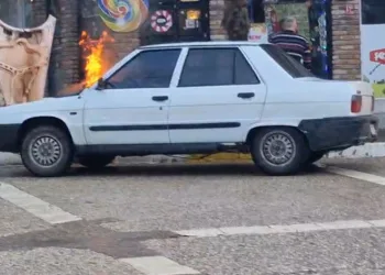 Alev alan otomobili esnaf söndürdü