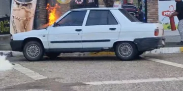 Alev alan otomobili esnaf söndürdü