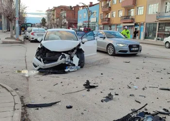 Otomobiller çarpıştı: 3 yaralı