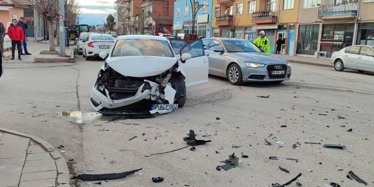 Otomobiller çarpıştı: 3 yaralı