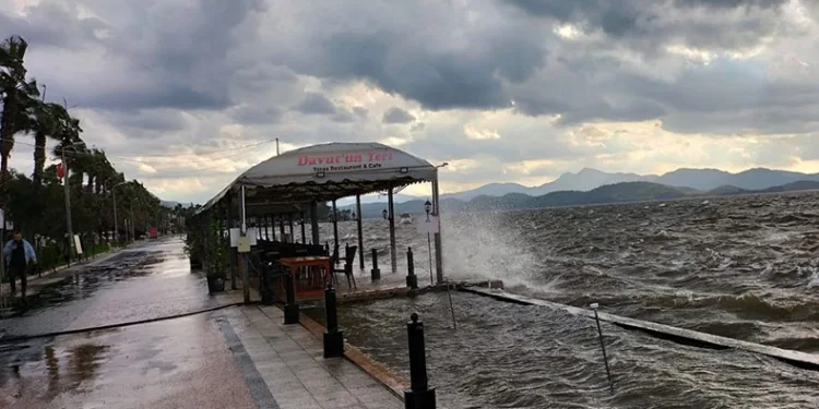Köyceğiz’de fırtına etkili oldu