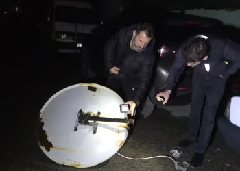 Çatıdan kopan çanak anten, elektrik telini kopardı