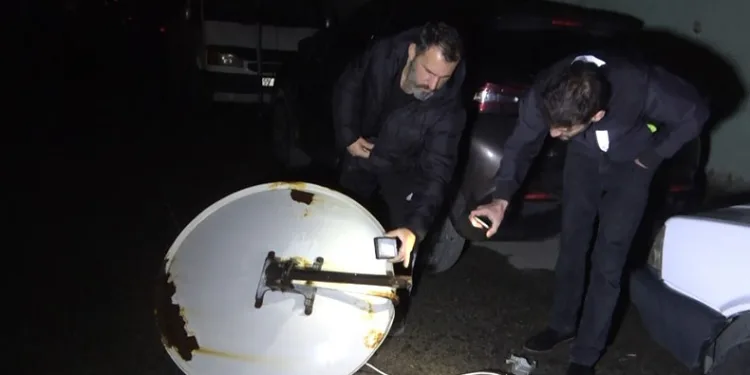 Çatıdan kopan çanak anten, elektrik telini kopardı