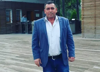 Ecel muhtarı traktörün üstünde yakaladı