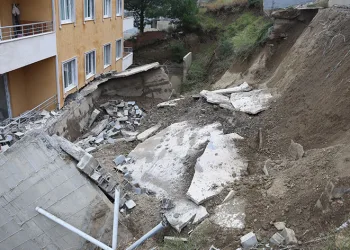 Yağmur nedeniyle 5 katlı binanın istinat duvarı çöktü