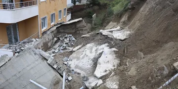 Yağmur nedeniyle 5 katlı binanın istinat duvarı çöktü