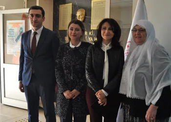 İlçe ilçe gezerek kadınları bilinçlendiriyor