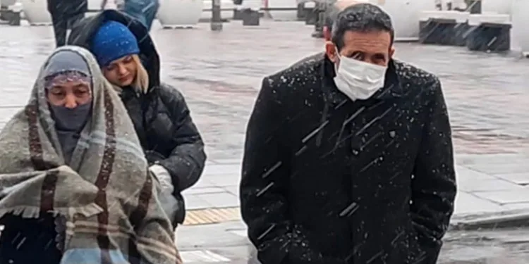 Sultangazi’de kar yağışı etkili olmaya başladı