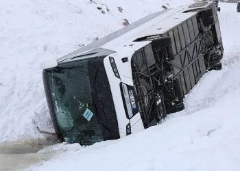 Cenaze yakınlarını taşıyan otobüs devrildi