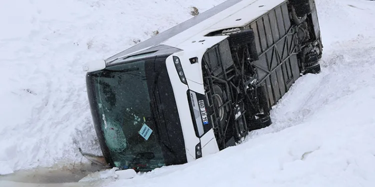 Cenaze yakınlarını taşıyan otobüs devrildi