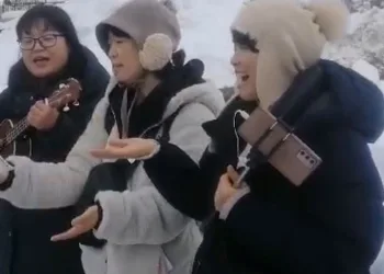 Kar temizliği öncesi şarkı söylediler