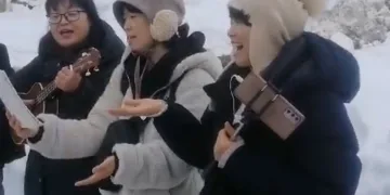 Kar temizliği öncesi şarkı söylediler
