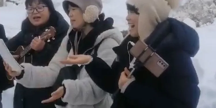 Kar temizliği öncesi şarkı söylediler